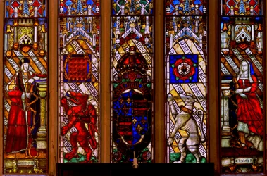Window Ew kuvaa Henry VII:n ja Elizabeth of Yorkin käsivarsia kannattajien kanssa