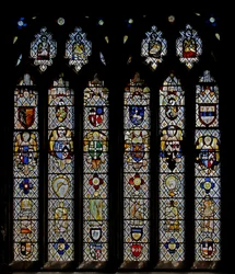 Window St Nectan Chapel Sw, joka kuvaa enkeleitä aseiden kilveineen; nollaa enkelit, päät ja pyöreät. neljä evankelistan symbolia