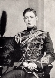 Winston Churchill toisena luutnanttina 4. Queen