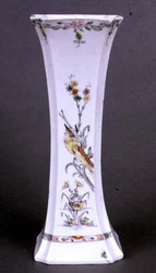 Levenevä Worcester-maljakko maalattu Kakiemon-väreillä, n.1750 (keraaminen)