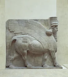 Härkä, jolla on siivet, ihmisen kasvot ja tiara ...