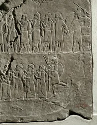 Kuningas Ashurbanipalin kampanja Elamia vastaan Sotilaat johtavat vankeja Tigris-joen rantaa pitkin ...