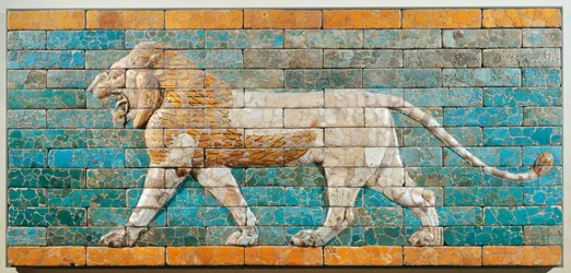 Leijona vasemmalle päin. Babylon, Mesopotamia, Nebukadnessar II:n aika. Lasitettu terrakottatiili reliefi ...