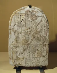 Faarao Ramses II lyömässä vankeja. Stele omistettu ...