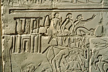 Reliefi Kadeshin taistelusta, jossa farao Ramses II:n sotilaat taistelevat kuningas Muwatallin heettiläisiä sotilaita vastaan (reliefi).