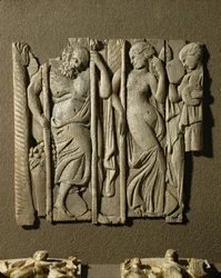 Thiasos, bakkanaalinen kulkue, jossa on Silenus ja tanssivia maenadeja ...