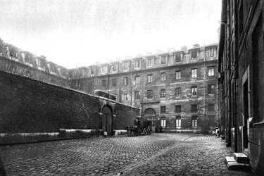 Saint Lazaren naisten vankilan sisäpiha, Pariisi, 1931.