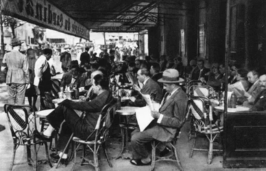 Ihmisiä katukahvilassa, Pariisi, 1931.