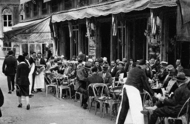 Ihmisiä tunnetussa pariisilaiskahvilassa, 1931
