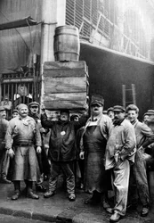 Portterit Pariisin keskustorilla, 1931.
