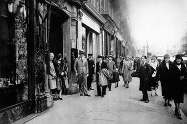 Odotetaan ompelijoita töistä lähteviä, Pariisi, 1931.