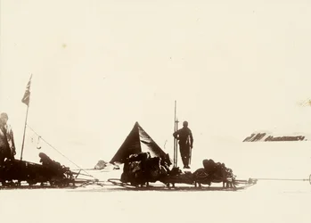 Eteläisin piste: 85° 17’ eteläistä leveyttä, Kansallinen Etelämanner-retkikunta. Sir Ernest Henry Shackletonin albumista nimeltä ”Kansallinen Etelämanner-retkikunta (1901-1903)”