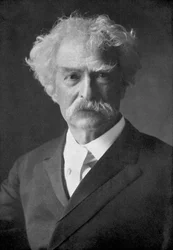 Samuel Langhorne Clemens, yhdysvaltalainen humoristi, kirjailija, kirjailija ja luennoitsija, 1910.