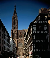 Goottilainen taide: näkymä yhdestä portaalista Cathedrale Notre Dame de Strasbourgiin, jonka Erwin von Steinbach rakensi 1200-luvulla. (Ala-Rein)