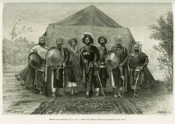 Muotokuva Etiopian prinssi Menelik II:sta (1844-1913), kenraalistensa ympäröimänä. Ronjatin kaiverrus valokuvan jälkeen havainnollistamaan tarinaa Voyage au Choa (Abyssinie meridionale)