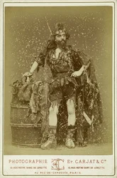 Mortimer lurjusten kuninkaan roolissa