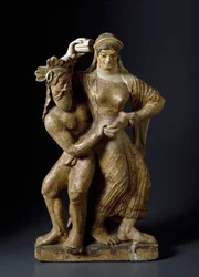 Etruskilainen antiikki: ”Satyyrin ja tanssivan mainadin”. Terrakottaveistos Mater Matutan temppelistä Satricumissa. 480 eKr. Mitat: 59 cm. Rooma, Museo Nazionale di Villa Giulia