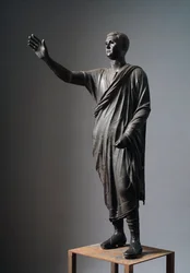 Aule Metele (Puhuja), roomalainen puhuja - etruskilainen pronssiveistos, korkeus: 179 cm, n. 90-70 eKr., Pilasta, Italiasta - etruskilainen sivilisaatio: "Perugian maistraatti Aulus Metellus, jota kutsutaan Puhujaksi tai Arringatoreksi" - pronssiveistos