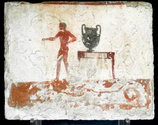 Etruskilainen taide: nuori alaston efebi pöydän vieressä, jonka päällä on maljakko. Fresko ”Sukeltajan haudasta”. Paestumin eteläiseltä hautausmaalta. 480-470 eaa. Museo Archeologico Nazionale, Paestum