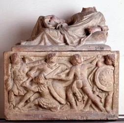 Etruskien sivilisaatio: Terrakotta-uurna Chiusista Italiasta - 2. vuosisadalla eKr. Koko 33x56x27 cm (etruskien taide: terrakottauurna 2. vuosisadalla eKr.) Firenze, Museo Archeologico, inv 5686