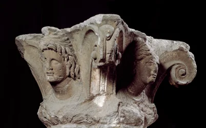 Etruskien sivilisaatio: koristellut pylväspääkaupungit Campanari a Vulcin haudasta, Italiasta. Loppu 4, alku 3. vuosisadalla eKr. Firenze, Museo Archeologico