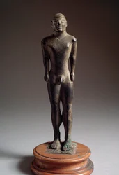 Etruskien sivilisaatio: "" kouros"" pronssinen veistos, Talamonesta, Italiasta, 540-530 eKr. Halkaisija 21 cm