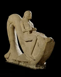 Etruskilainen sivilisaatio: delfiinillä ratsastava nuorukainen. Kiviveistos, 550 eaa. Korkeus 82 cm. Rooma, Museo Nazionale di Villa Giulia