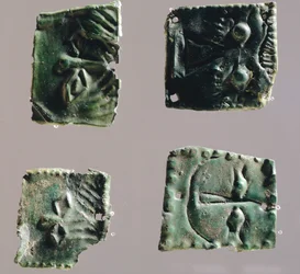 Ex-voto pronssissa silmiä kuvaavassa levyssä. Esineitä Reithia Esten (Venetsia) pyhäkön esineistä. Etruskien sivilisaatio, 5.-4. vuosisata eKr.