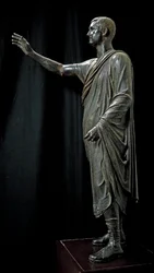 Roomalais-etruskilaista taidetta: Aulo Metellon pronssipatsas, jota kutsutaan puhujaksi - 80 eKr., Pilasta läheltä Perugiaa, mitat: 179 cm - Firenze, Museo Archeologico - Aule Metelen (Aulus Metellus) muotokuva, joka tunnetaan myös nimellä Puhuja
