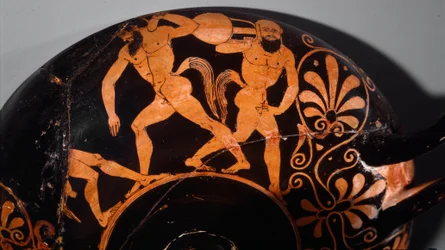 Etruskien taidetta: Kylix koristelee komoksen, satyyrien rituaalikorteesin (ensimmäinen esimerkki etruskien keramiikasta, jossa on punaisia kohokuvioita käyttäen kohokuvioita). 380 eaa. Vulcista (?) Pariisista, Musee Rodinista