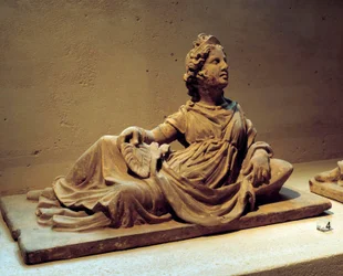 Etruskien taidetta: hautajaisuurnan kansi, joka kuvaa vainajan vaimoa pitelemässä viuhkaa. Chiusin hautausmuistomerkiltä (Toscana, Italia). 2. vuosisadalla jKr. Pariisi, Louvre-museo