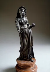 Etruskien sivilisaatio: "" tarjoajahahmo"" pronssiveistos, peräisin Montalcinosta, Italiasta 300 eKr. Halkaisija 26 cm (etruskien taidetta, tarjoava nainen, pronssinen veistos, Montalcinosta, Italiasta, 300 eKr., Dim 26 cm) Firenze, Museo Archeologico