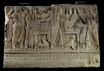 Etruskin antiikin aika: hautausmuistomerkki. Näyttely vainajasta hänen hautaussängyllään. Pariisi, Musee du Louvre