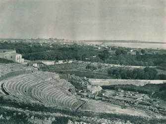 Näkymä kaupunkiin kreikkalaisesta teatterista, Syracuse, Sisilia, Italia, 1927