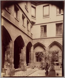 Cloître des Billettes, 24 rue des Archives.