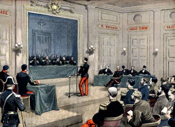 Kapteeni Alfred Dreyfus sotaneuvoston edessä...