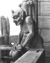 Gargoyle Grande Galerien kaiteesta, paholainen pitelee rupikonnaa, kopio 1100-luvun alkuperäisestä (kivi) (m/v kuva)