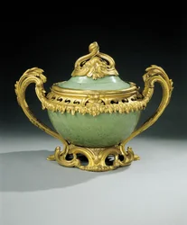 Louis XV pot-pourri-maljakko (ormolu-asennettu kiinalainen celadon-posliini)