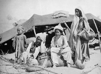 Brahui-paimentolaisten kolme sukupolvea, Itä-Balochistan, 1902