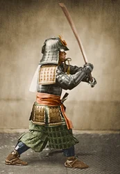 Samurai-soturi panssari ja nostettu miekka, n. 1860 (albumivalokuva)
