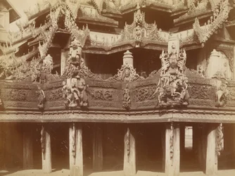 Kaiverrus parvekkeella, Kyaung at Myingyanissa