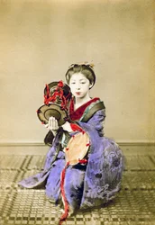 Geisha soittamassa tsuzumia, Japani, 1882
