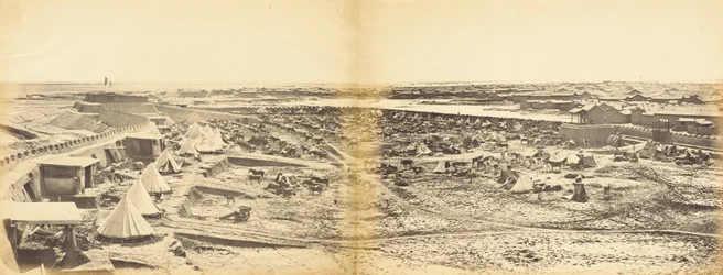 Pehtangin linnoituksen sisätilat, jossa näkyy Probynin hevonen, 1. elokuuta 1860
