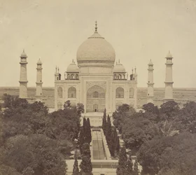 [Taj Mahal sisäänkäynnin portilta]