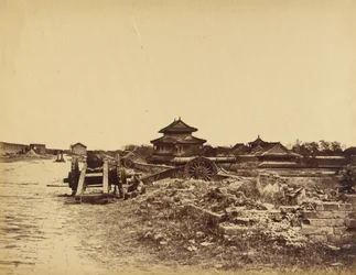 Pekinin muurin huippu, jossa näkyy kiinalaisten tykit suunnattuina pattereitamme vastaan, 14. lokakuuta 1860.