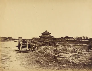 Pekinin muurin huippu, jossa näkyy kiinalaisten tykit suunnattuina pattereitamme vastaan, 14. lokakuuta 1860.