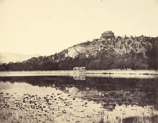Näkymä keisarillisesta kesäpalatsista, Yuen-Ming-Yuen, palamisen jälkeen, otettu järvestä, Peking, 18. lokakuuta 1860