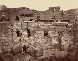 Medinet Habun suuren temppelin 3. piha eli pylväspiha. Theba