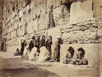 Ryhmä israelilaisia rukoilemassa itkumuurilla (tai länsimuurilla), Jerusalemissa