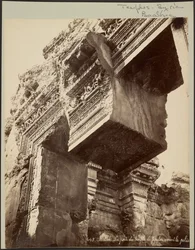 Baalbek, Jupiterin temppelin portti pylvään edessä